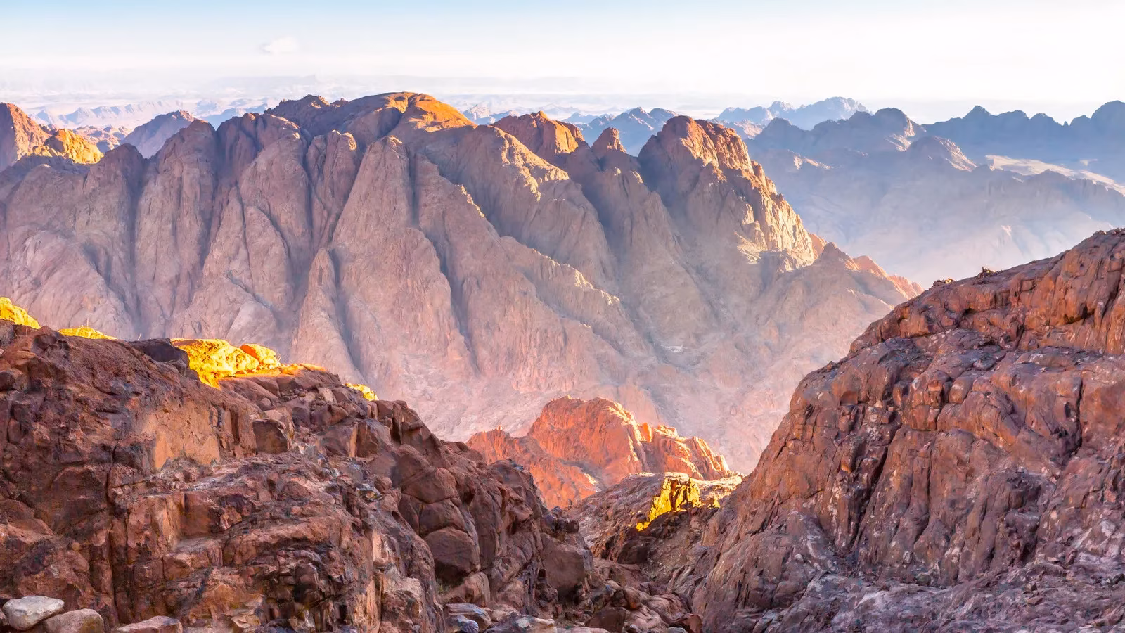 ancient-egyptian-fortress-discovery-3500-year-old-military-secrets-revealed-in-sinai-desert-image-0